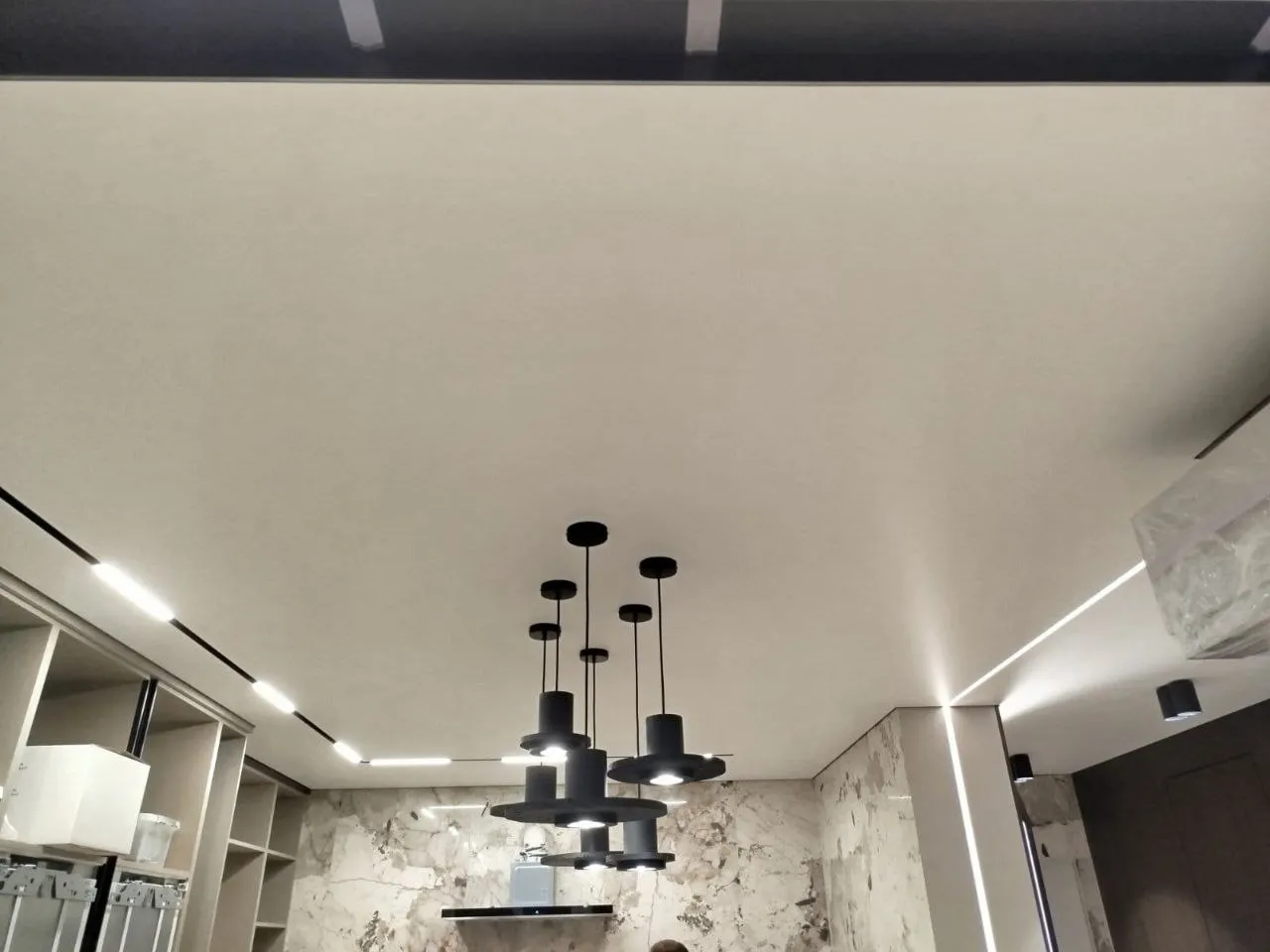 Sufit napinany z szyną magnetyczną 3